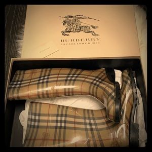 Burberry rain boats